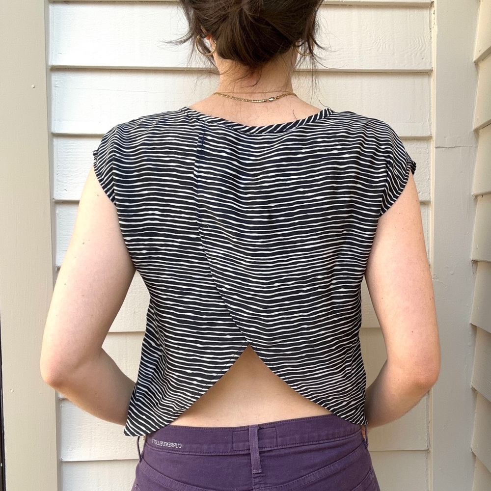 Cute silky open-back short-sleeved blouse (navy with white stripes)